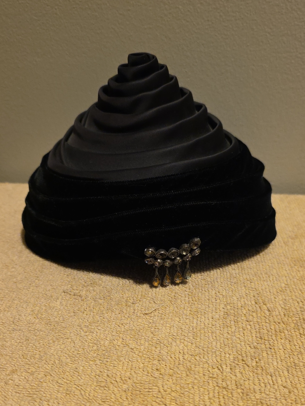 Chez original - Classic Black Velvet Cocktail Hat with Jewel Accent - Inv.527